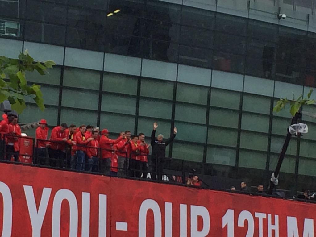 jimmytozer's tweet photo. @Arsenal #FACupParade http://t.co/Q1Y8ToV0DU