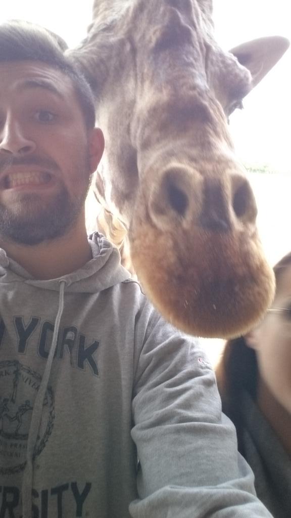 Warthox_1MpacT's tweet photo. BAM #Cannes #Tapirouge #Selfie http://t.co/Z8p9GMnuUA