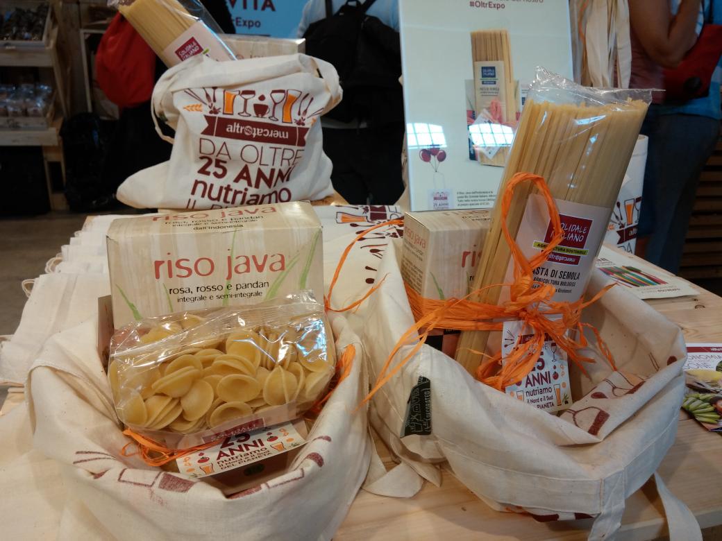 altromercato's tweet photo. I prodotti simbolo del nostro #OltrExpo in una shopper esclusiva. A @MilanoFairCity e presto nelle nostre Botteghe. http://t.co/nwWg93X3gN