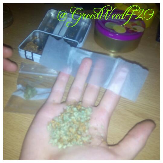 GreedWeed420's tweet photo. Un postrecito rico 👌🔥🍁 @OsitoFumonOFI @Gambiniko @DameUnaCalada @CrisMdrz @LadyWeeda24 @YonkiDeLaMancha @FjbLuisete http://t.co/ivB78Ggd1L
