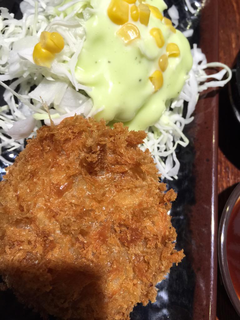 GeeDregon's tweet photo. 송파 맛집 연어덮밥. 골목안쪽 주택가에 위치해 있는데 사람들이 알아서 찾아옴. 주차공간은 없음. 맛은 대만족.  밥과 연어 리필해줌. 수제고로케도 맛있음. 줄서��� 먹을만함. http://t.co/aWT9Kcpzfp