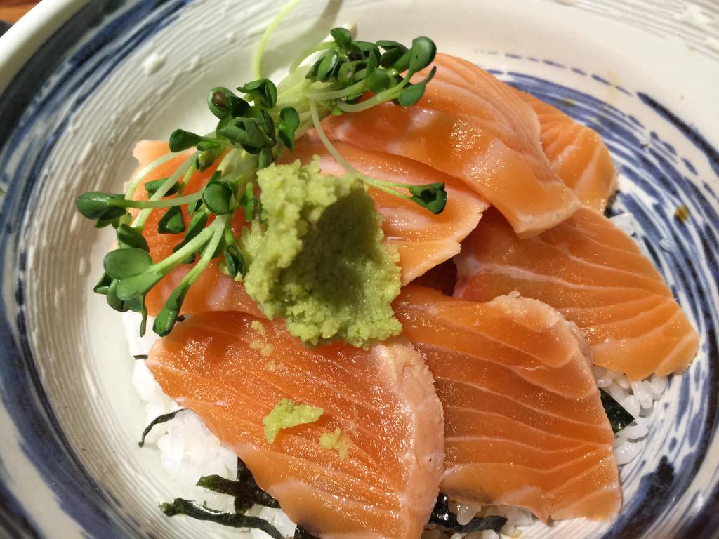 GeeDregon's tweet photo. 송파 맛집 연어덮밥. 골목안쪽 주택가에 위치해 있는데 사람들이 알아서 찾아옴. 주차공간은 없음. 맛은 대만족.  밥과 연어 리필해줌. 수제고로케도 맛있음. 줄서��� 먹을만함. http://t.co/aWT9Kcpzfp