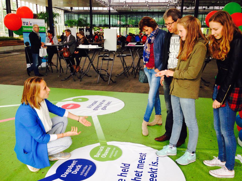 Student-ondernemer Maaike van den Boomen in de weer met bezoekers @TUeindhoven #DTW2015