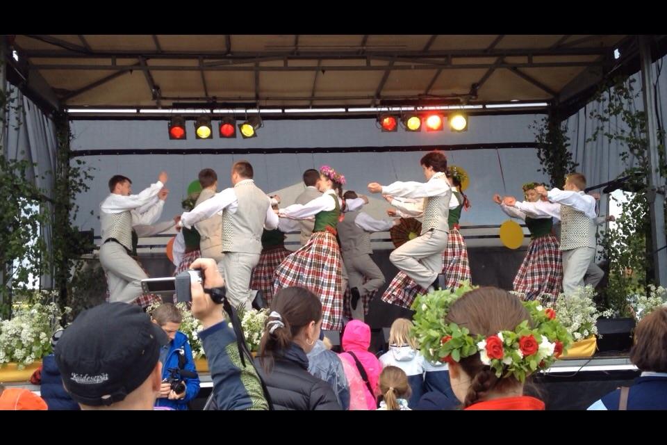 jdkmarupe's tweet image. Lietum līstot - saulei spīdot @Marupes_novads raitu deja soli lecot.