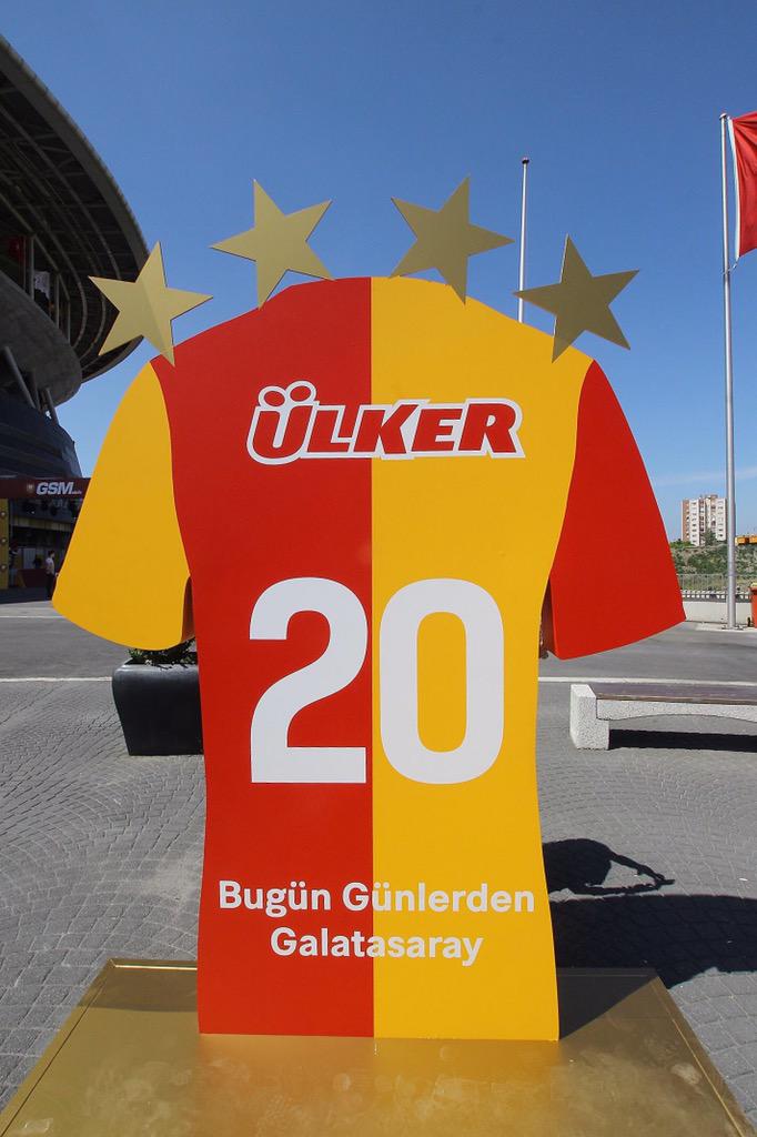 GalatasaraySK's tweet photo. #BugünGünlerdenŞampiyonluk! Bugün Günlerden 4. Yıldız! #SampiyonaSelamDur http://t.co/SFIokub3Nf