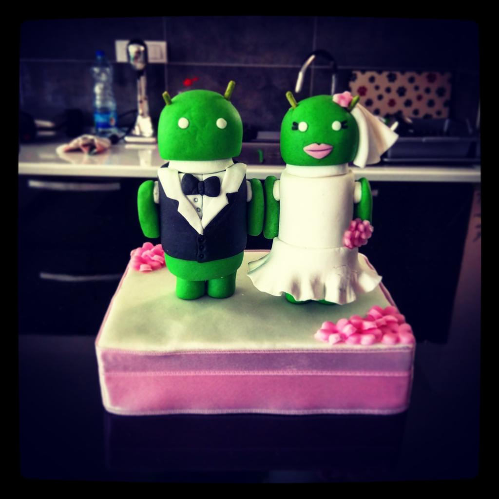 cakeartgo's tweet image. RT @Vertumus_XDA: Top of my weeding cake #androidrobot