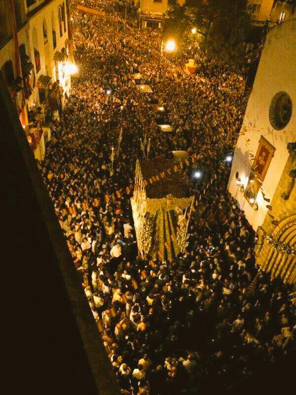 Sergio_svq's tweet photo. Para los que no pudimos vivir tu Coronación, nos permitistes disfrutar de tu cincuenta aniversario multitudinario. http://t.co/D6JEXyzv99