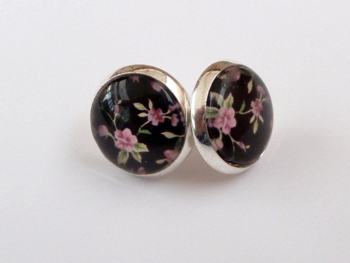 rosentraum's tweet image. Stud earrings in silver with lovely rose pattern, antique earrings, flow… etsy.me/1OAA6w2 #Etsy #RosePattern