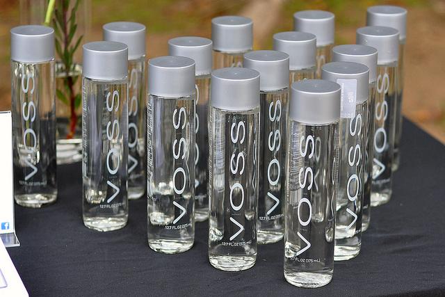 SergeiMinaev's tweet photo. Шикарная сатира на упырей от маркетинга “@VICE: Voss water is utter bullshit http://t.co/hMYXxtwqYd http://t.co/JRBvv7ALD5”