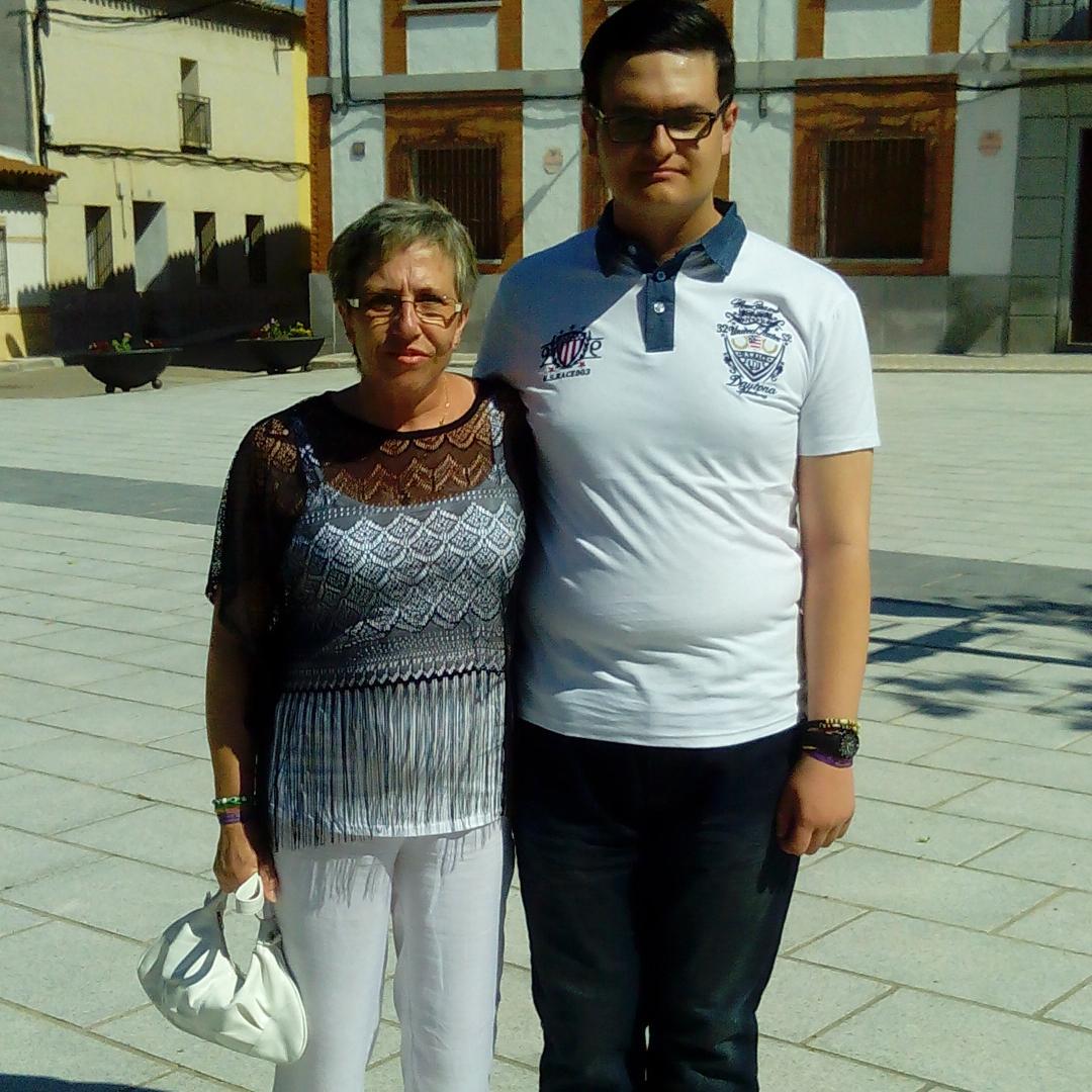 KCM_98's tweet photo. Añguien de viene de comunión jijijiji#mama #comuniones2015 http://t.co/KdWujQPdNl