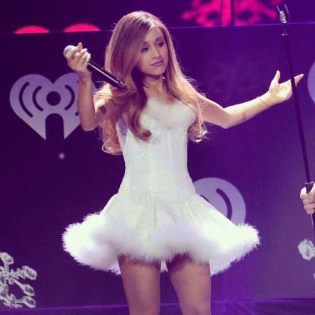 lmaoHFsucks's tweet image. Ariana's hair down appreciation tweet🙌