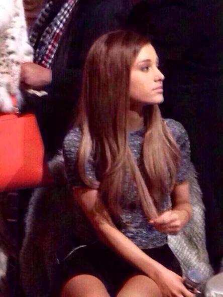 lmaoHFsucks's tweet image. Ariana's hair down appreciation tweet🙌