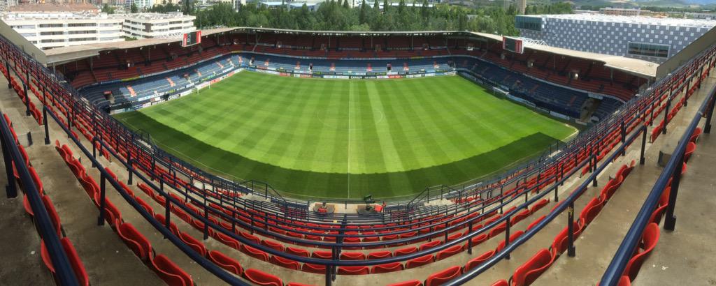 Osasuna's tweet photo. Ahora, vacío; luego, contigo. #YoSoyRojillo #NiGorritxoaNaiz http://t.co/gx1EP7FIpW