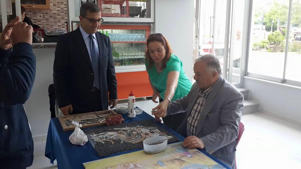 CorluHEM's tweet photo. Çorlu İlçe Milli Eğitim Müdürlüğü Şube Müdürü Sn. Kahraman DEMİREL Yıl Sonu Sergimizi Ziyaret Etti http://t.co/BBEaDs5xY3