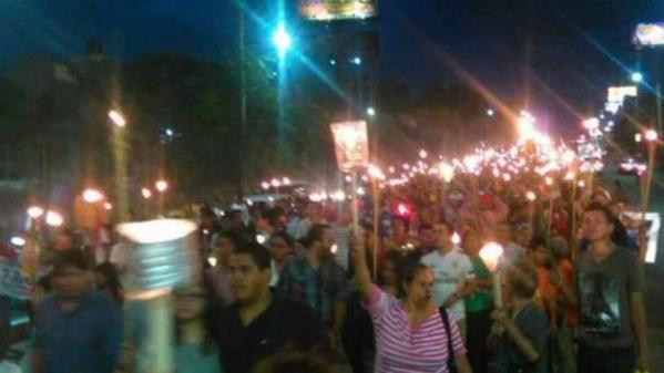 Miles de manifestantes exigen la renuncia del presidente de #Honduras  ow.ly/NEMS4