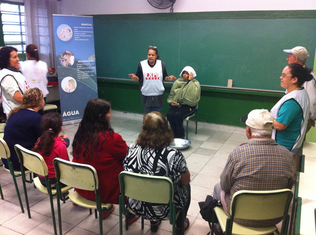 Os participantes da feira de saúde aprendem sobre os benefícios dos oito remédios naturais. #ImpactoEsperança2015