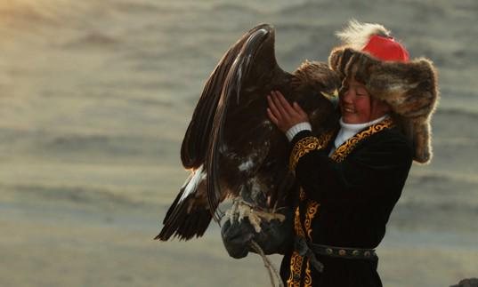 inhabitat's tweet photo. Mongolian Girls Carry On a Cherished 6,000-Year-Old Tradition With Golden Eagles http://t.co/XzT1BS1sqg http://t.co/V2rt2fMgZY