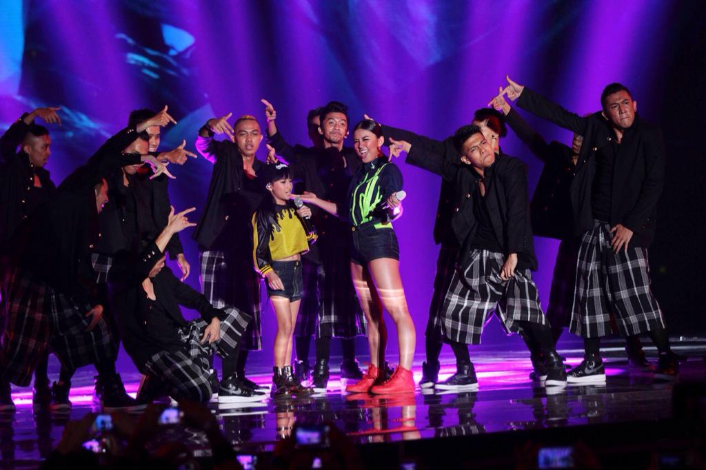 mdtvindonesia's tweet image. Keren banget ya tante ama ponakan nyanyi bareng sepanggung.. &quot;VROOM VROOM&quot; @agnezmo &amp;amp; @chloeXaviera #MeriahnyaNET2