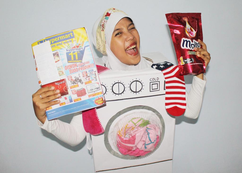 kiki3_'s tweet photo. Pilihan ibu cerdas ya #MoltoPerfume Essence &amp; #Hypermart . Wanginya tahan lama, hemat, mkin d syg kluarga @hicard_id http://t.co/NFrILKJGZX