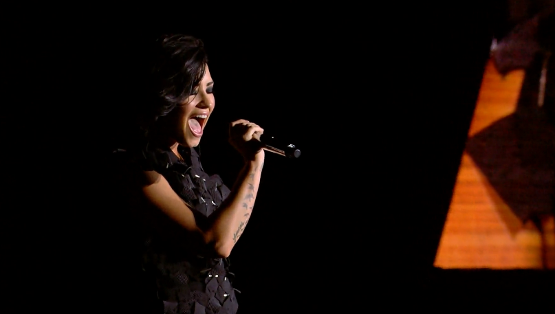 MeriaAnisa's tweet image. &quot;@netmediatama: Gimana nih menurut kalian perform dari @ddlovato bawain Neon Lights? #MeriahnyaNET2 http://t.co/4TLD0534L9&quot;