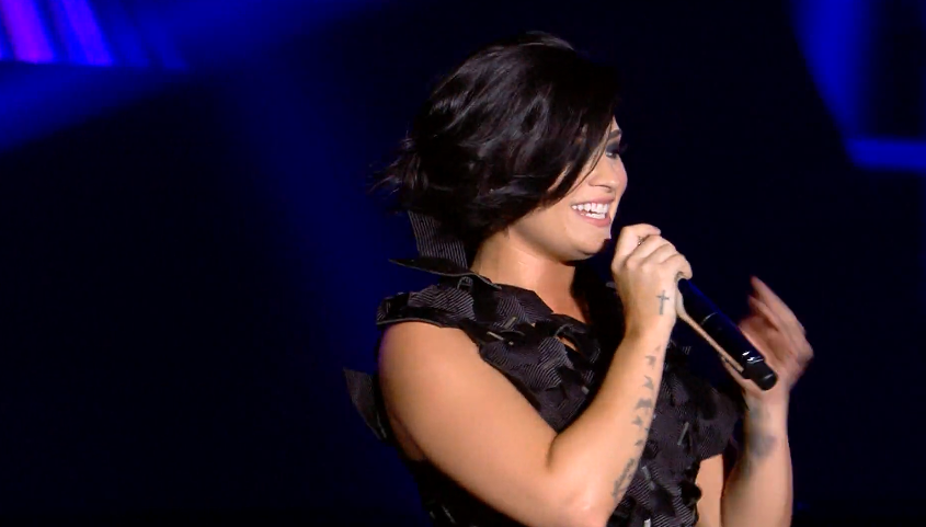 MeriaAnisa's tweet image. &quot;@netmediatama: Gimana nih menurut kalian perform dari @ddlovato bawain Neon Lights? #MeriahnyaNET2 http://t.co/4TLD0534L9&quot;