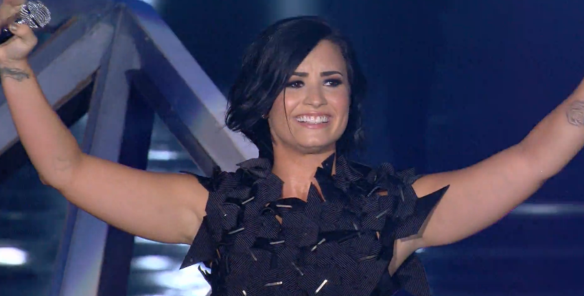 swiftiesmalik's tweet image. &quot;@netmediatama: You&apos;re Welcome Demi! We love you @ddlovato #MeriahnyaNET2 http://t.co/7iIz047qDR&quot;net bener bener ye