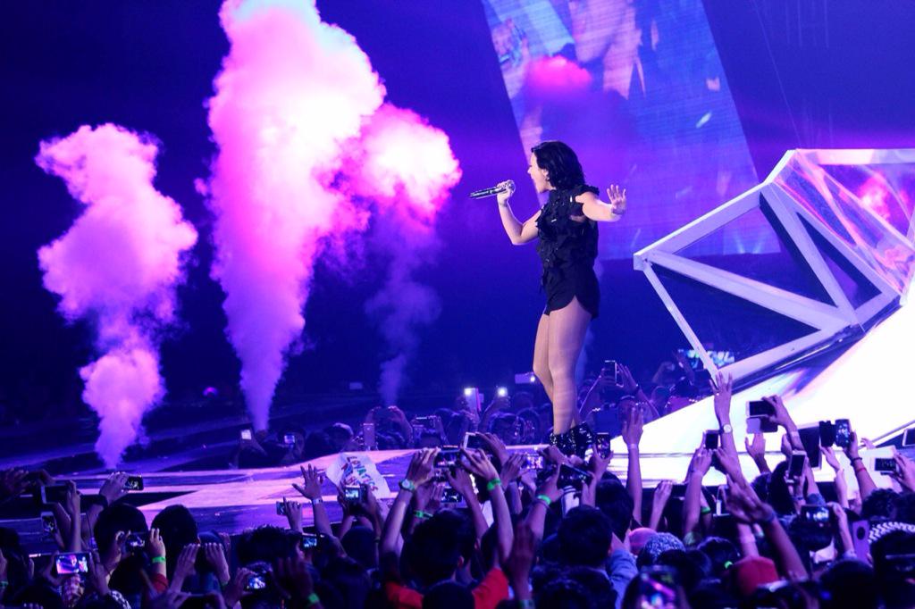 fmeylani1's tweet image. RETWEET&quot;@netmediatama: RETWEET jika kalian setuju penampilan @ddlovato membawakan 3 lagu keren abis di #MeriahnyaNET2