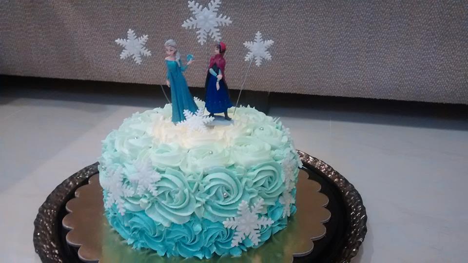 A Frozentastic cake! <a href="/IntertwEAT/">TweetCritique</a> <a href="/letstweetcakes/">Let's Tweet Cakes!</a> <a href="/cakecentral/">Cake Central</a> <a href="/CakeCraftWorld/">Cake Craft World</a> <a href="/CakeCraftingUK/">Cake Crafting</a> @CakeCoutureLndn