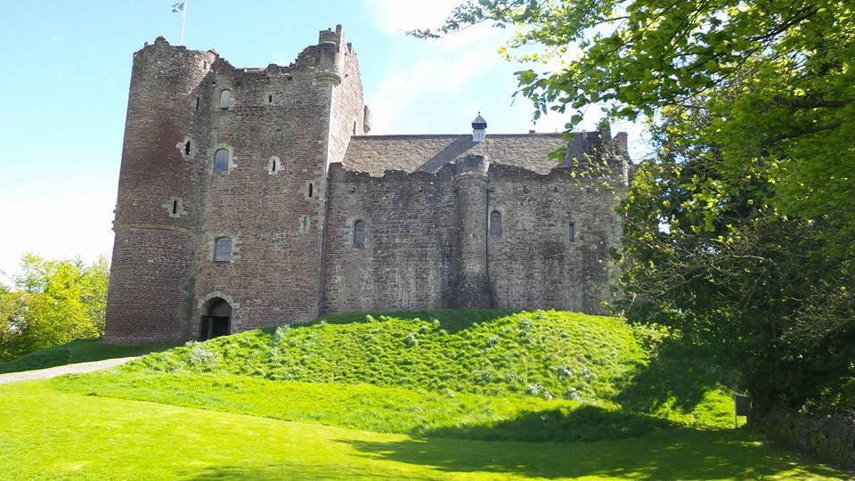 JoanneLJackson's tweet photo. Quick visit to @doune_castle  in the sunshine. Lovely castle, would love to see it when they are filming Outlander http://t.co/Q20I7HKvC8
