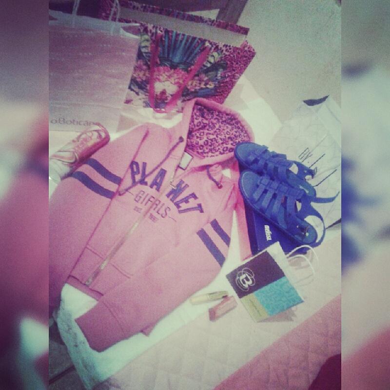 Ana_kray's tweet photo. Compras amo mt 😍👏 http://t.co/zS8tY9R3Wj