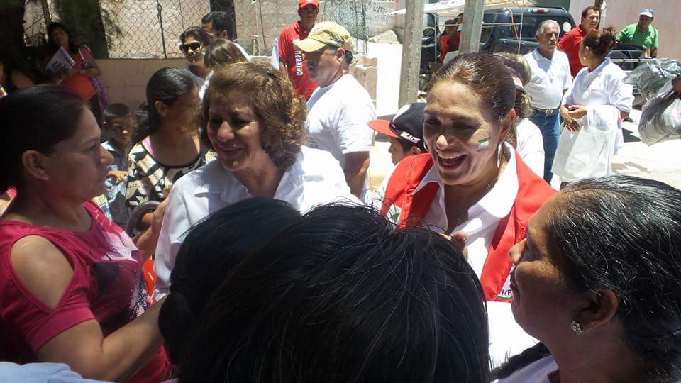florrent's tweet photo. ¡Se respira el triunfo entre nuestra gente!
¡Gracias por su cariño pero sobre todo su confianza!
#YoConFlor
#VotaPRI http://t.co/o6nPXlpyGU