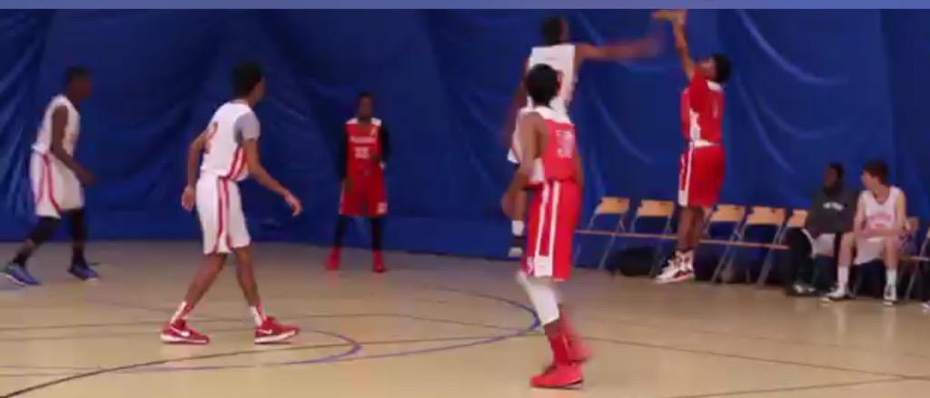 SeriousBallas's tweet photo. @_LilTim with the sweet assist and Three Pointer at the #DmvEliteShowcase http://t.co/Es25Eu1kSL