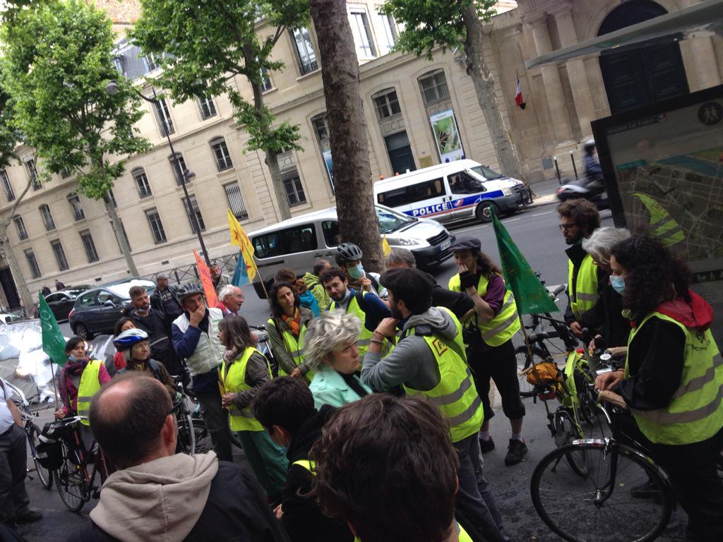 BasLesMasques_'s tweet photo. 4eme étape au ministère @ecologiEnergie en compagnie de la police.C'est la pollution le danger, pas la manifestation! http://t.co/6jw16bY6Mx