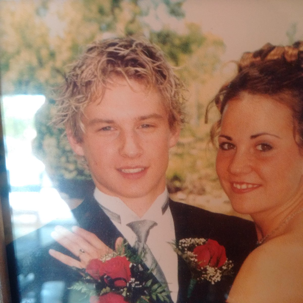 Big_Game_Shane's tweet photo. RT if you think @krishuberdeau should bring back this hairdo.
#frostedtips #messyhair #weighsabuck20 http://t.co/w2AXoddci8