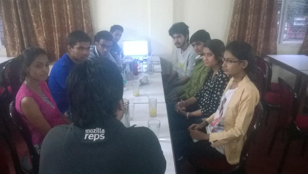 _mrinaljain's tweet image. #mozcoffeeIndore started
Godfather taking introduction from students
 @faisalazizindia 
 #firefoxstudents