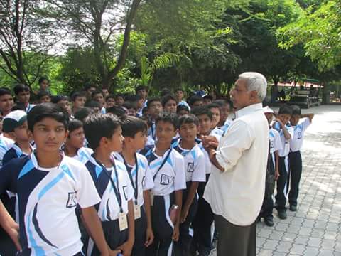 vdbala's tweet photo. With students @zoorajkot #savenature #navrangnatureclub http://t.co/jyCx8EJPPv