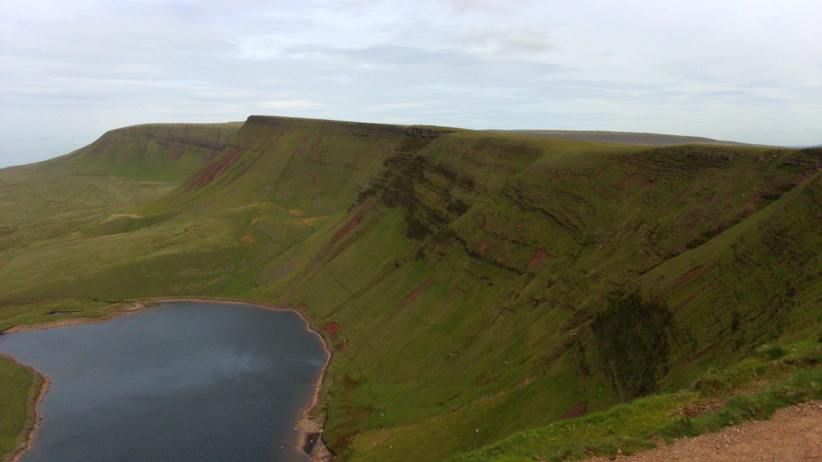 ValleyAllBlack's tweet image. Llyn Y Fan Fach and Llyn Y Fan Fawr with @penyfanmountain and @CornDuMountain in the distance