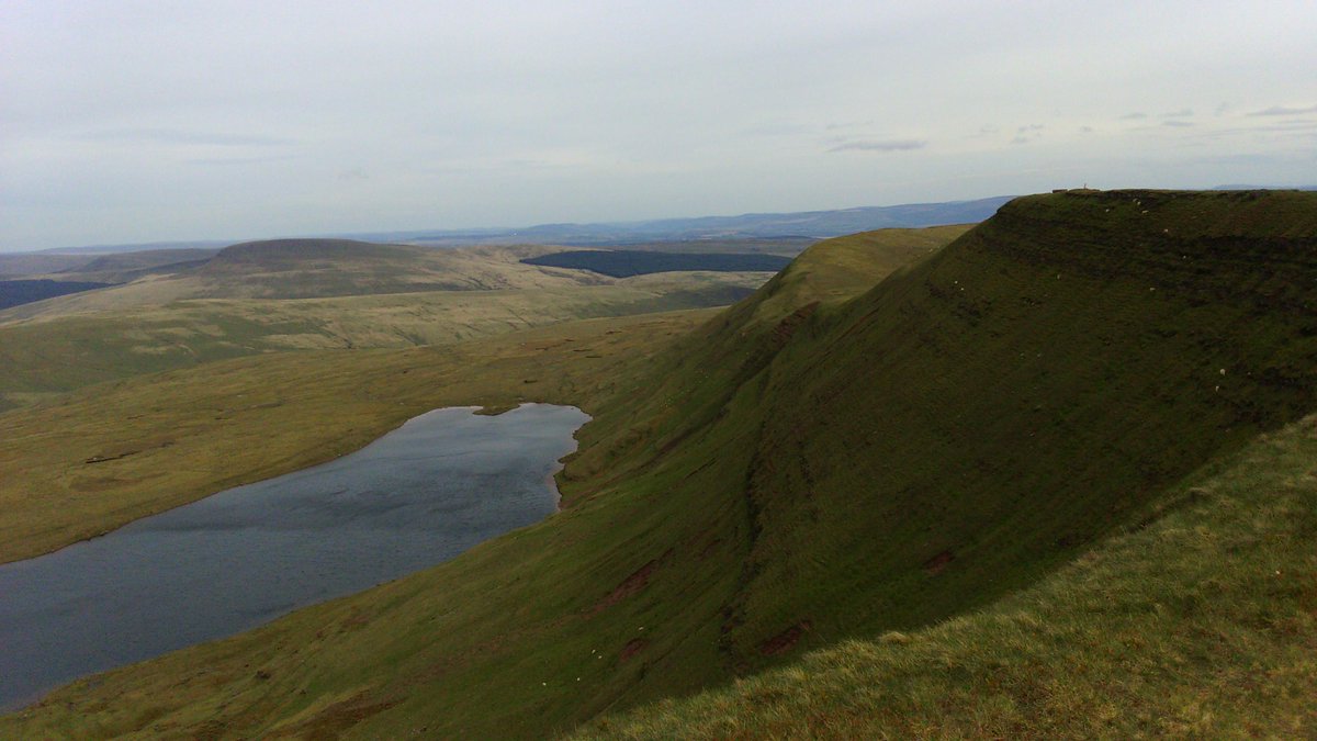 ValleyAllBlack's tweet image. Llyn Y Fan Fach and Llyn Y Fan Fawr with @penyfanmountain and @CornDuMountain in the distance