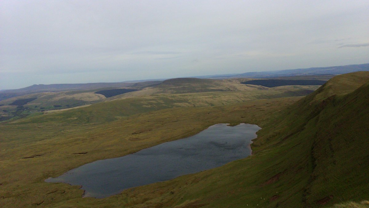 ValleyAllBlack's tweet image. Llyn Y Fan Fach and Llyn Y Fan Fawr with @penyfanmountain and @CornDuMountain in the distance
