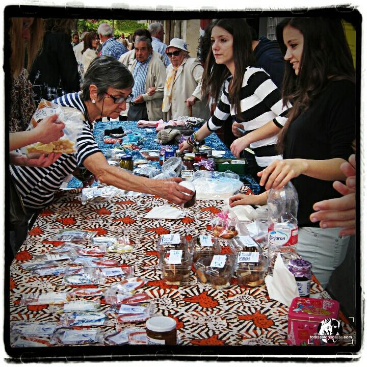 TomasAlonsoFOTO's tweet photo. Hoy en #Gamonal Mercadillo Solidario a favor del proyecto "Chicos de la calle" de Benín de @ONGD_JyD #pasaengamonal http://t.co/DpSARPbQrv