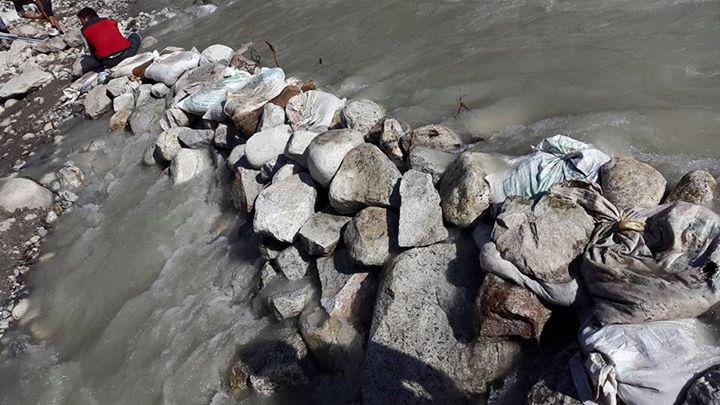 NorthmenPK's tweet photo. Temp. dam built by locals (to save bridge and village) on the lake which got burst above #Chukhung village http://t.co/KvyHBPU7jS