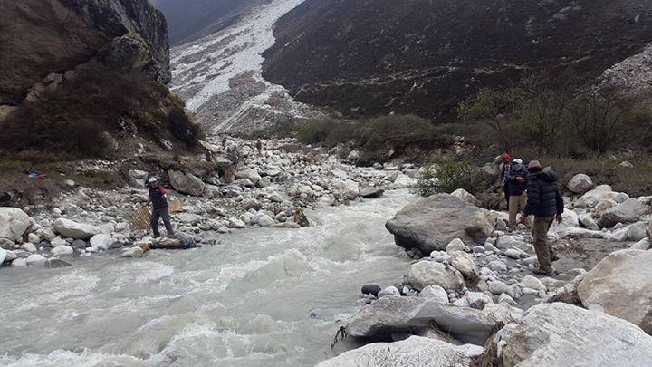NorthmenPK's tweet photo. Temp. dam built by locals (to save bridge and village) on the lake which got burst above #Chukhung village http://t.co/KvyHBPU7jS
