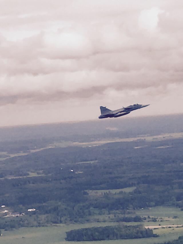 POI13's tweet photo. Swedish fighter planes escorted the Presidential flight from the time it entered Swedish air space till landing http://t.co/1eygW4QTwz