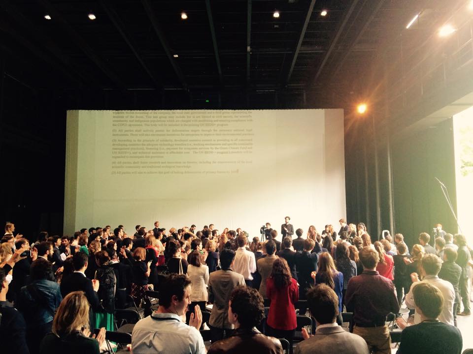 COP21MIW's tweet photo. Un accord #visionnaire #ambitieux #innovateur par les délégations #COP21MIW! C’était dur mais c’est fait! @sciencespo http://t.co/qOnWo9dO5q