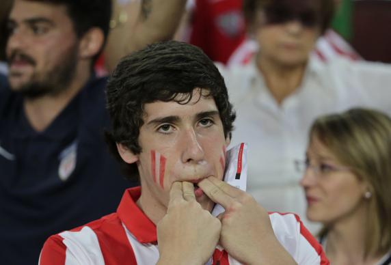 XBescos's tweet image. Un país donde conceptos de violencia y arte no están claros. 
2 de estas fotos incitan a violencia, otras 2 son arte.