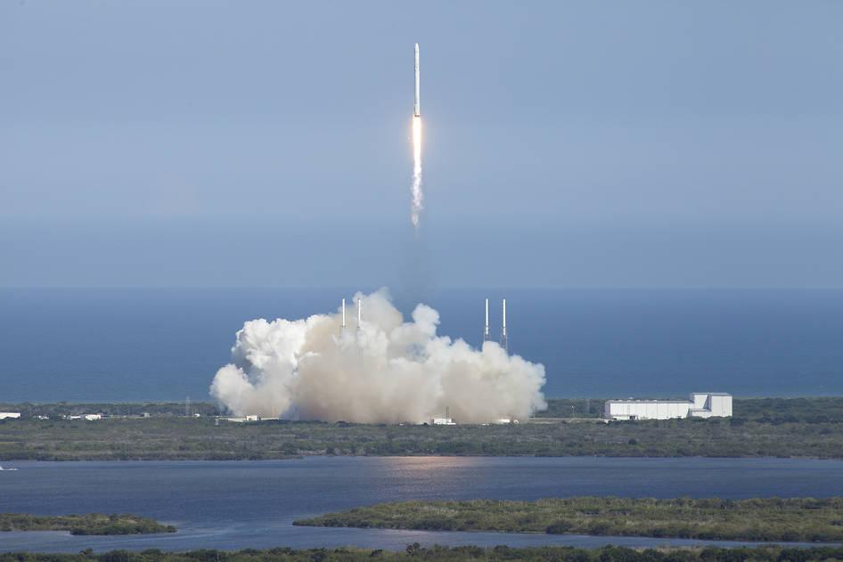 NASA_Events's tweet photo. Apply now for a #NASASocial credential to cover the @SpaceX launch in-person June 26 in FL: http://t.co/GYFxul1Qe3 http://t.co/EFjJIKJ0Xn