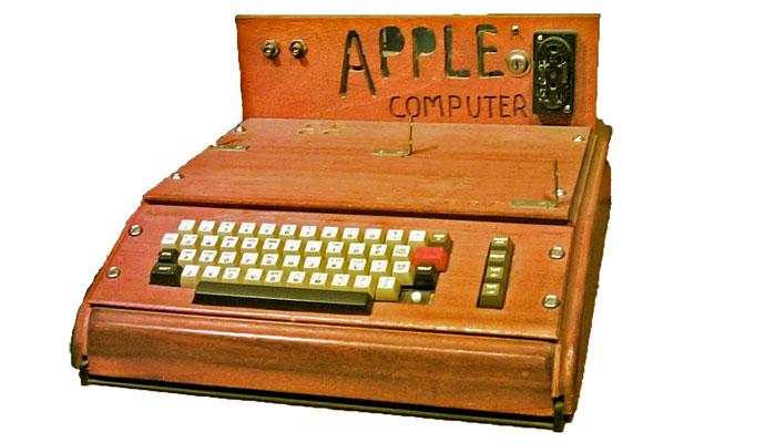 First apple. Apple Computer 1. Самый первый компьютер Apple. Самый первый персональный компьютер. Apple i компьютер 1976.