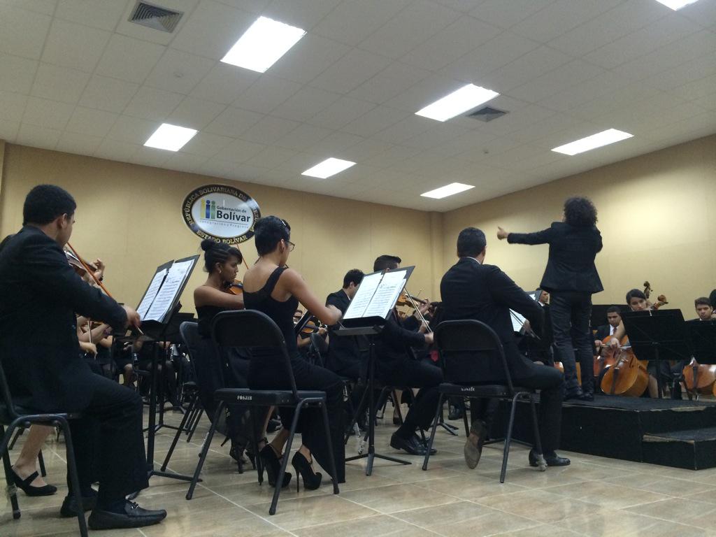 elsistemacbl's tweet photo. #ahora concierto nuestra #OSJCBL dirigida por Mtro Henry Crespo #BolivarPotencia .@elsistema @NicolasMaduro http://t.co/Mk7CHTm09m