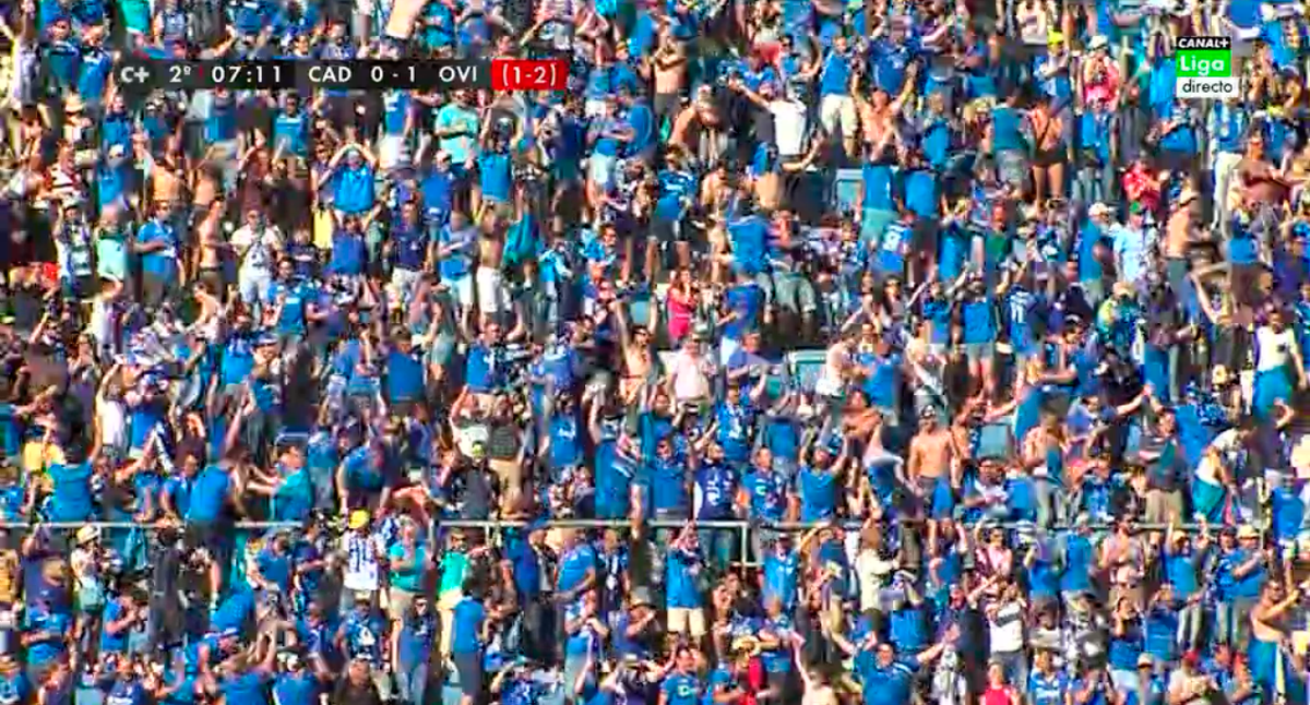 MPlusDeportes's tweet photo. David Fdez. hace estallar de alegría a la afición del @RealOviedo en las gradas del Carranza al anotar el primer gol. http://t.co/Xl7r0SbaAD