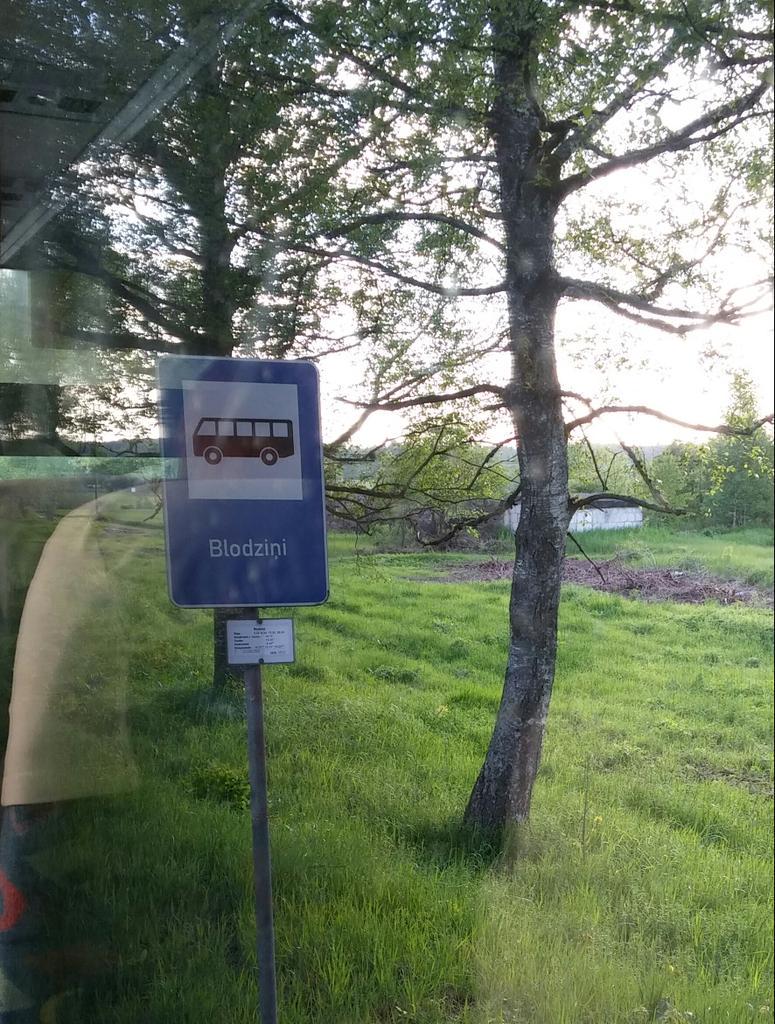 KlintaLocmele's tweet photo. Latvija ir tik mūsdienīga IT zeme, ka laukos pat autobusu pieturas nodēvētas jauno mediju vārdā :) http://t.co/CT57vHecDK